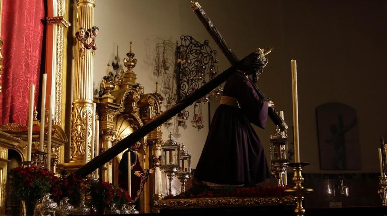 El Señor del Gran Poder ya está sobre las andas de traslado