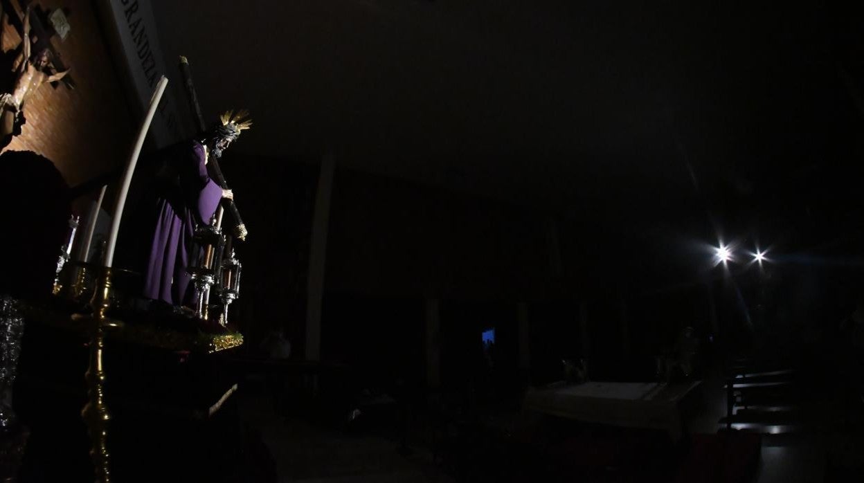 El Señor del Gran Poder, en la noche de la parroquia de la Blanca Paloma