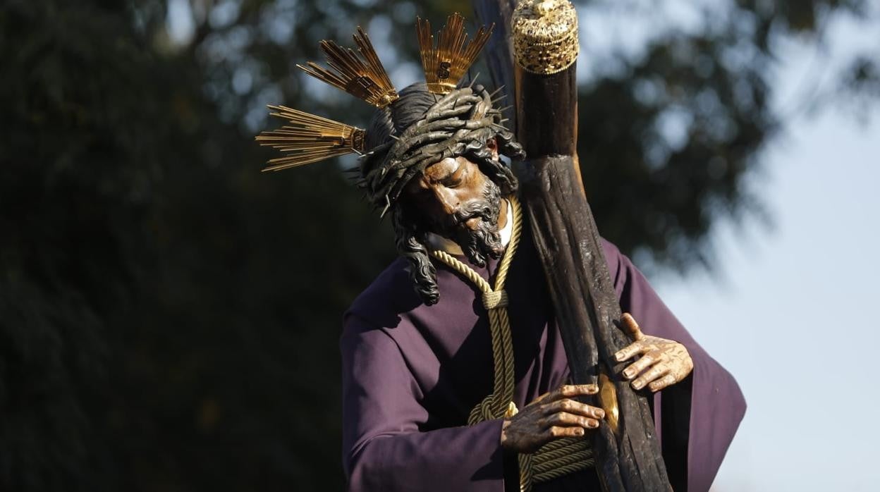 Los rayos del sol acaricando el rostro del Señor del Gran Poder