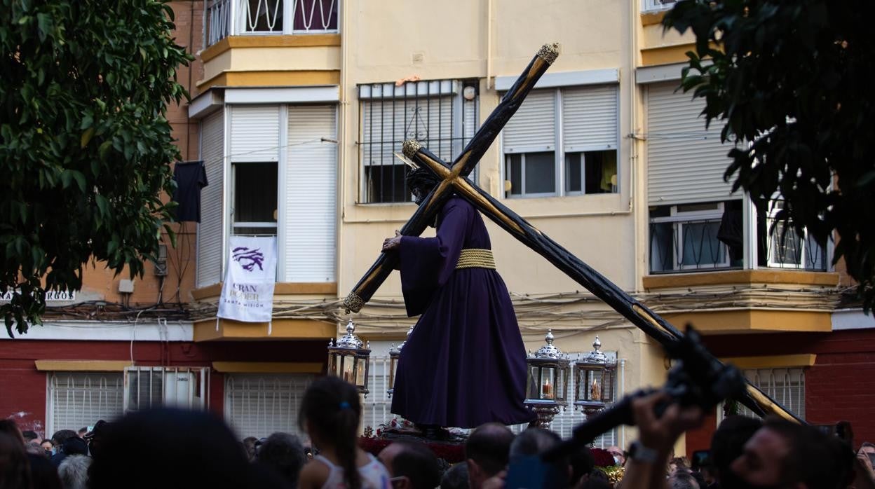 El Gran Poder en un momento del traslado a Tres Barrios