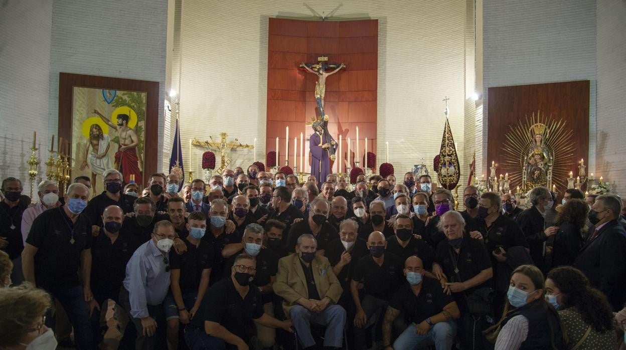 Integrantes de la cuadrilla de costaleros del Gran Poder