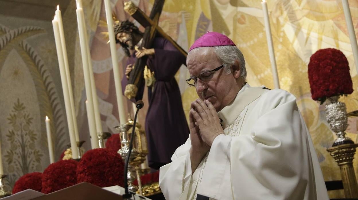 El arzobispo Monseñor Saiz Meneses, ante el Señor del Gran Poder en Santa Teresa