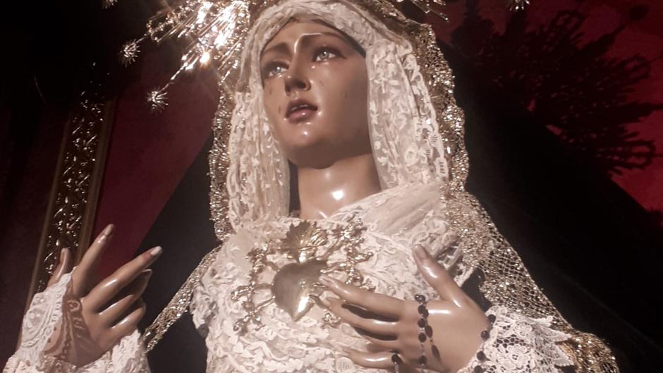 Un ladrón se encarama a la Virgen del Rosario en San Pablo y roba algunas joyas