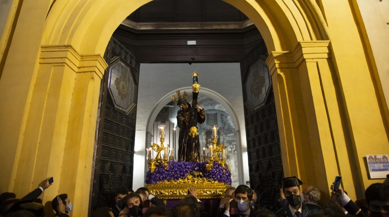 El Señor de la Salud en la puerta de la Magdalena