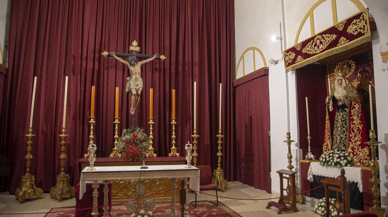 Los titulares del Cristo de Burgos en la capilla - casa hermandad