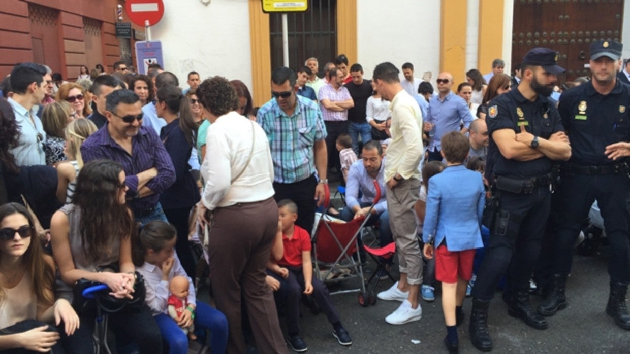 Un grupo de personas sentadas en un cruce donde se prohíben las sillas plegables