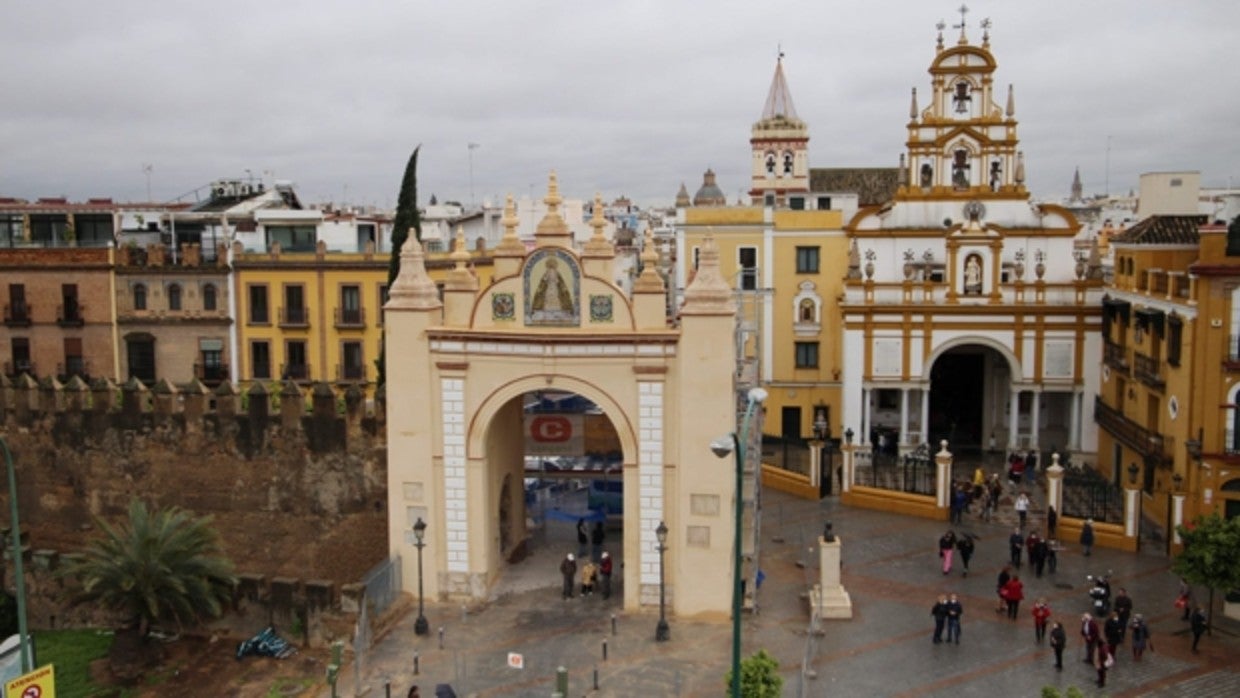 El arco de la Macarena se ha descubierto de andamios este martes tras la restauración
