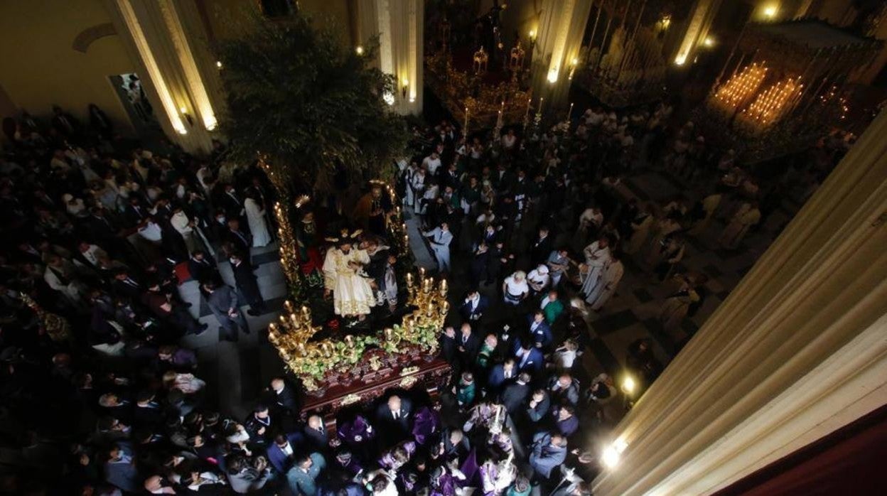 El Beso de Judas y la Virgen del Rocío junto a los pasos de la hermandad de Los Gitanos