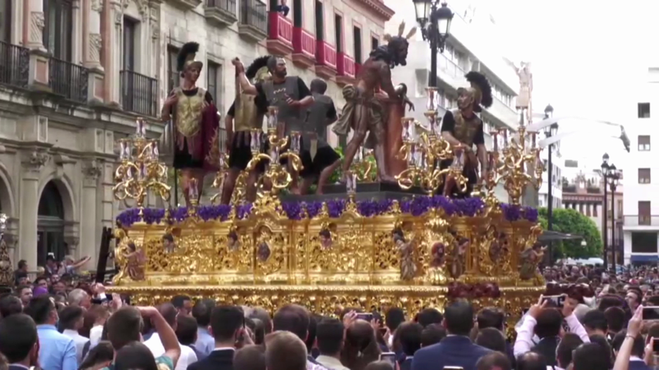 El monumental paso de las Cigarreras por Plaza Nueva