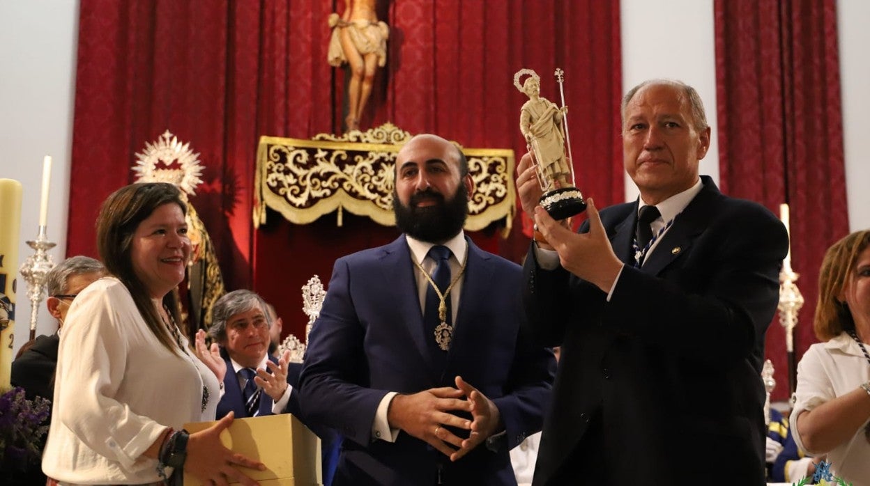 Acto de entrega del homenaje a Antonio Santiago