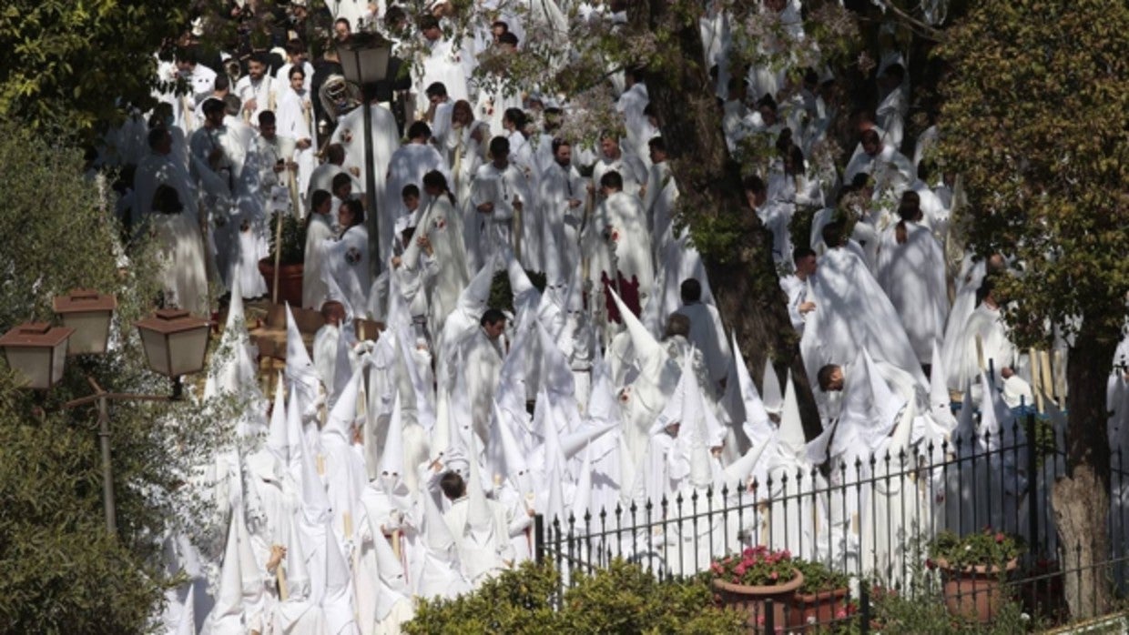 Nazarenos de la Paz formando la cofradía en el patio de San Sebastián