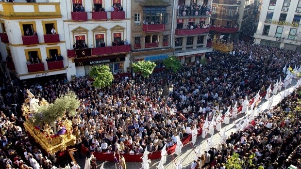 Los hermanos mayores tumban el punto de encuentro del Santo Entierro Grande en la Alameda