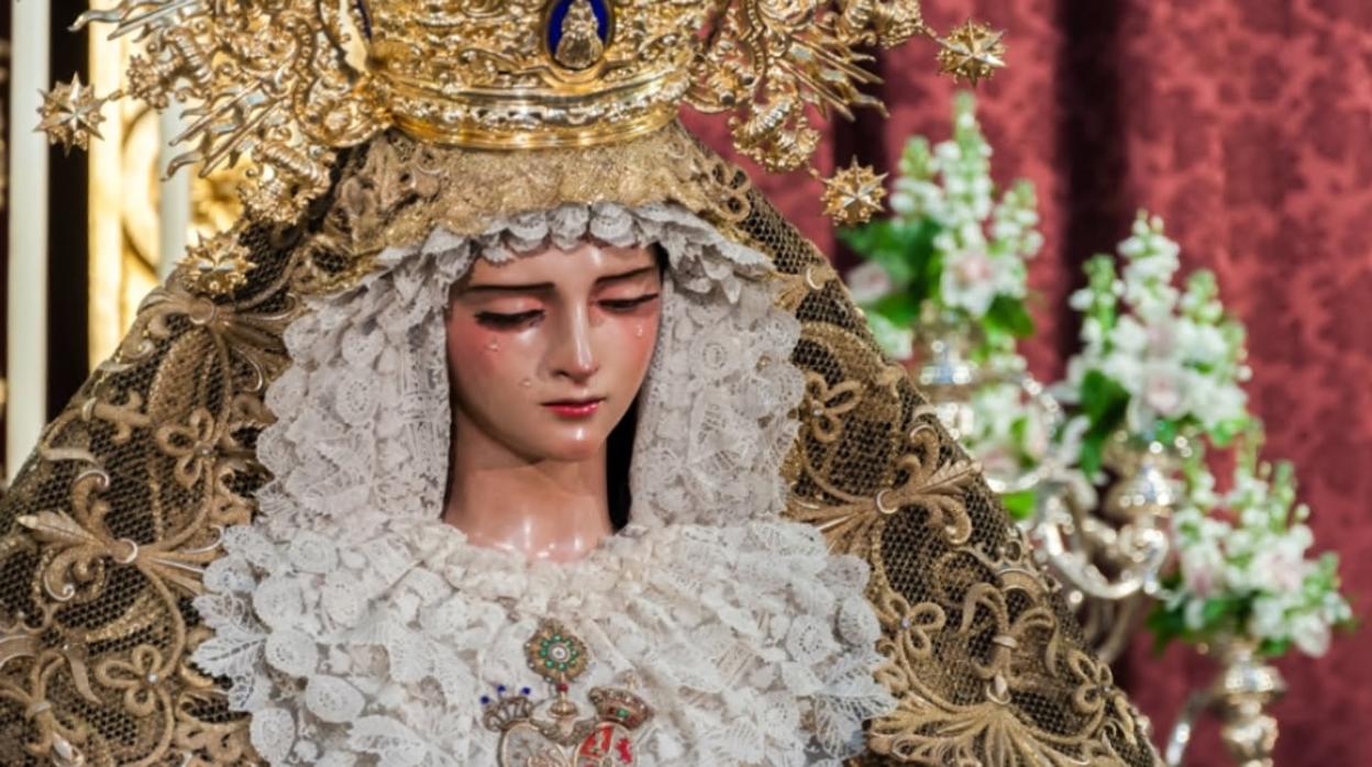 La Virgen de Gracia y Esperanza en su besamanos