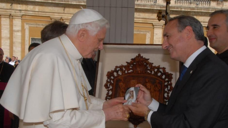 Chisporroteos. Benedicto XVI y las cofradías