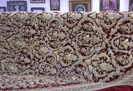 Detalle del nuevo aspecto del manto de la Virgen del Socorro del Amor