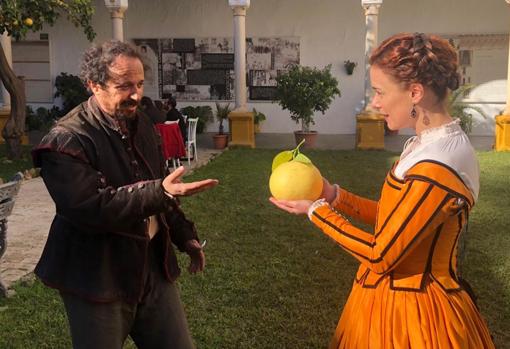 Luis Callejo y Patricia López Arnáiz se entretienen con un pomelo