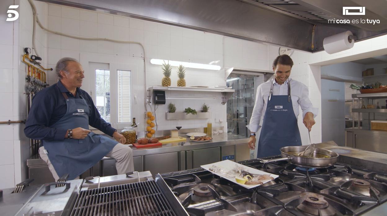 Imagen de Bertín Osborne junto Rafa Nadal cocinando