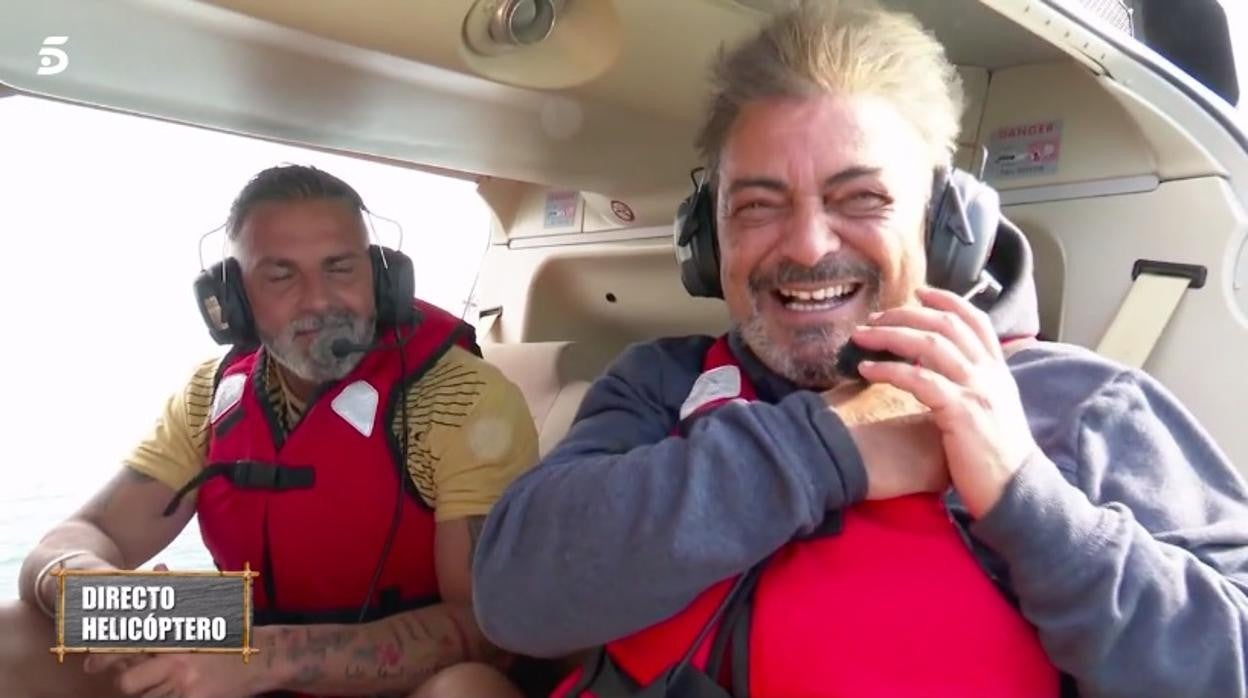 Antonio Canales y Carlos Alba en el helicóptero de Supervivientes 2021