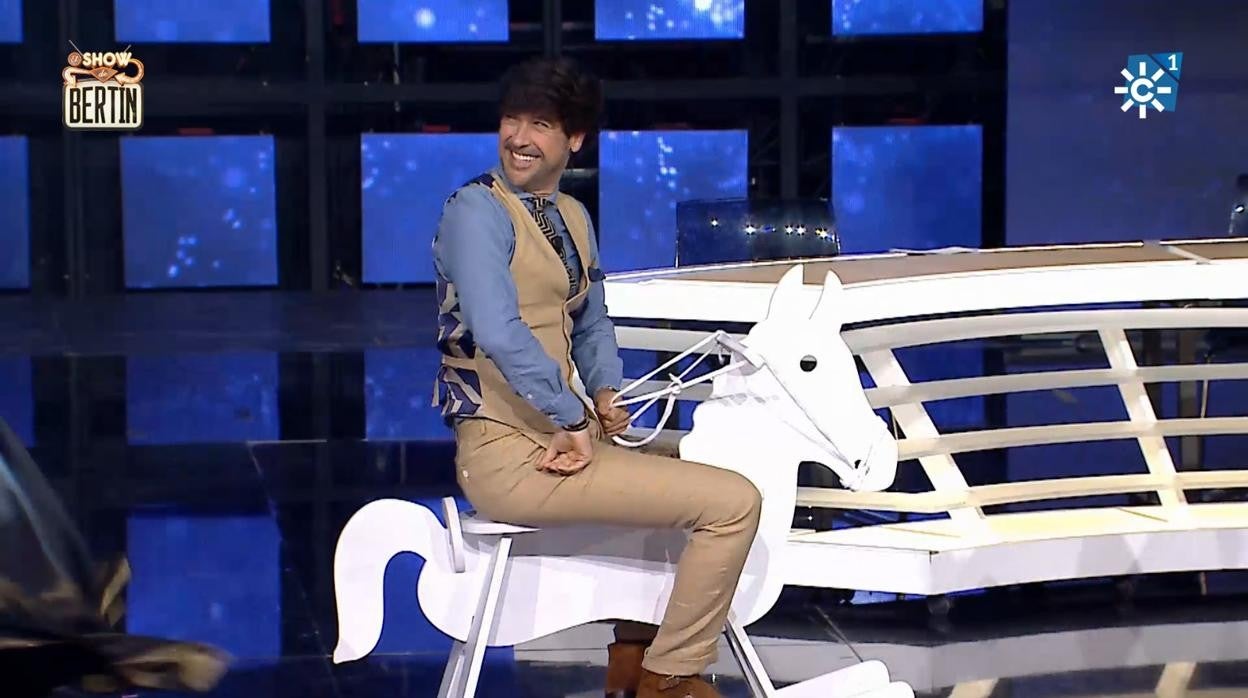 Manuel Lombo hizo su aparición en el programa subido en un caballo de madera