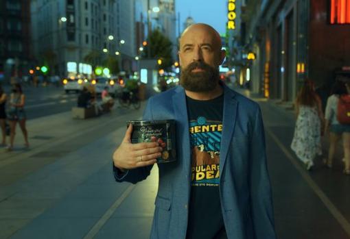 Goyo Jiménez recorre el país en busca de los mejores cómicos y los lugares más graciosos con las cenizas de su amigo Jaime