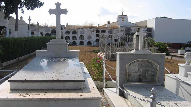 Condenan a una pareja a un año de prisión por robar 24 floreros de aluminio del cementerio de Olivares