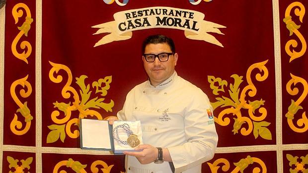 José Antonio Moral, con la distinción otorgada por los hosteleros de Sevilla