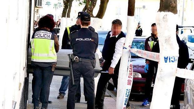 La Policía, sacando el cadáver de la casa