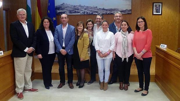 El equipo de Gobierno socialista en Castilblanco; Carballar, el tercero por la izquierda