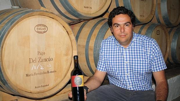 Raúl Fernández, director de la bodega, con el vino premiado por Prodetur