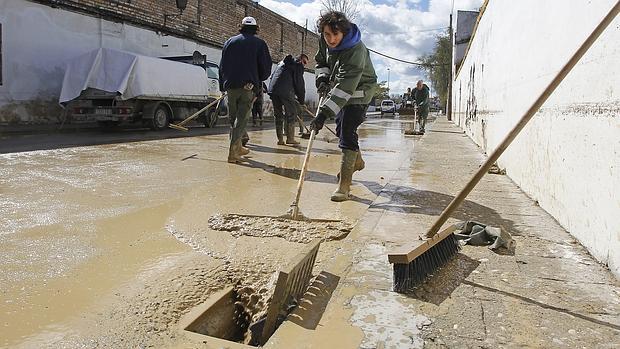 Vecinos de Écija achicando agua durante las inundaciones del invierno de 2010