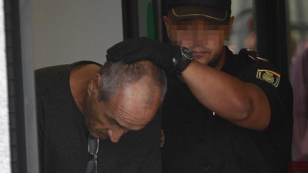 Julio Mateos Palacios sale del juzgado de Coria