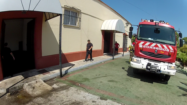 Los trabajadores de un salón de celebraciones de Santiponce apagan un incendio en la cocina