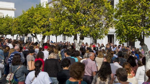 Concentración de repulsa en la plaza del Ayuntamiento de Olivares