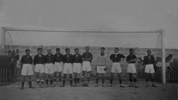 Luis Gómez (Tejada I), el quinto por la izquierda, junto a su equipo