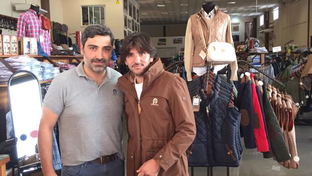 Tres hermanos corianos gestionan la tienda ecuestre más grande de España