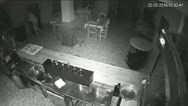 Imágenes de la cámara de seguridad de un bar asaltado hace unos meses