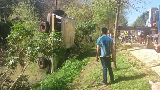 Un coche con tres ocupantes cae al río Guadaíra donde quedó sumergido