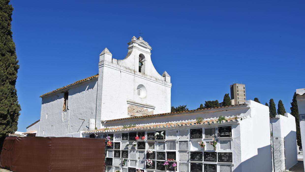 El patio de tumbas vallado por el Ayuntamiento