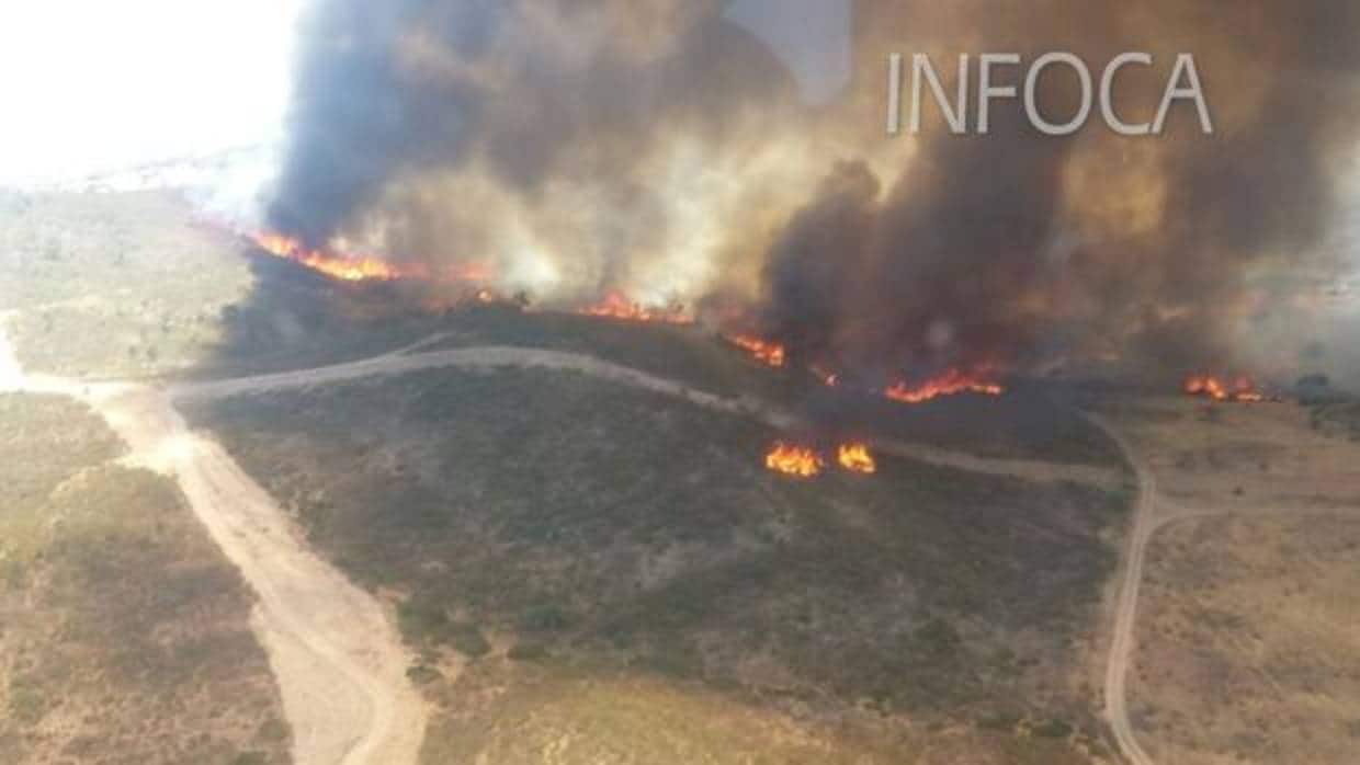 El incendio forestal en El Castillo de las Guardas se ha decretado poco después de las 14.00 horas