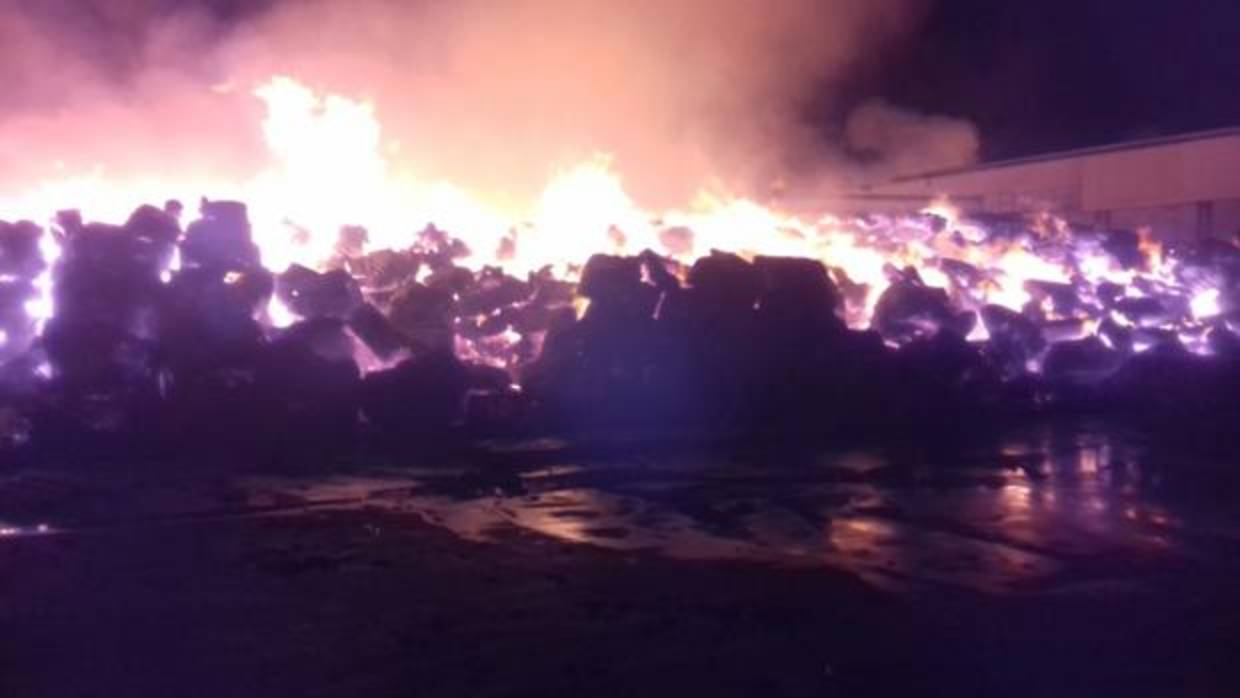 Incendio en una fábrica de algodón de Lebrija