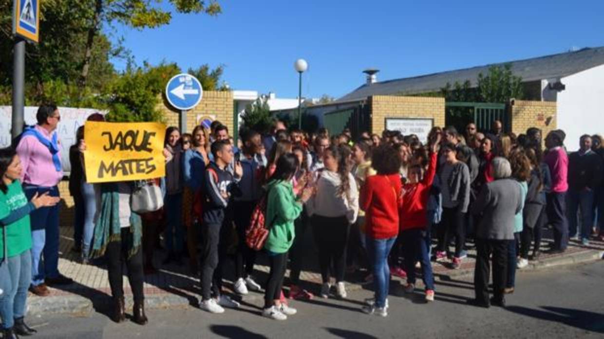 Protesta de los alumnos y padres a las puertas del IES Pablo Neruda solicitando la llegada del profesor de Matemáticas