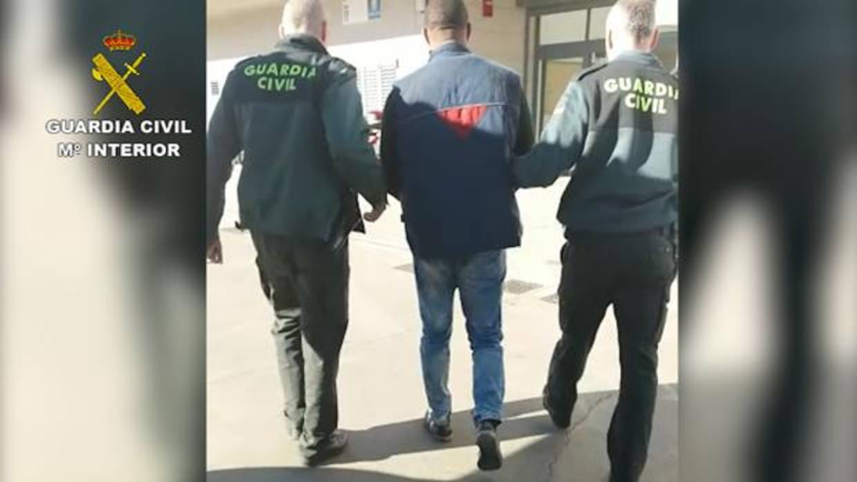 José de los Santos M. P., pareja de la excuidadora de la víctima, entra en los juzgados