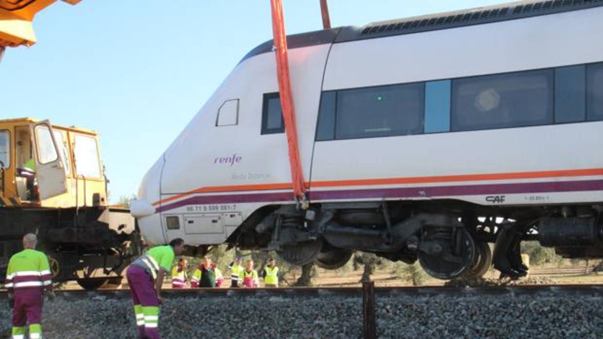 Operarios de Adif han trabajado toda la mañana para encarrilar el tren en las vías