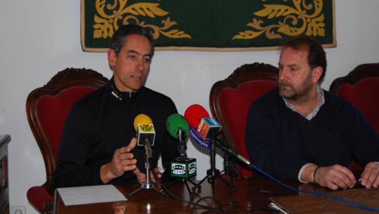 El jefe de la Policía Local de Lora (izquierda) junto con el concejal de Seguridad del Ayuntamiento