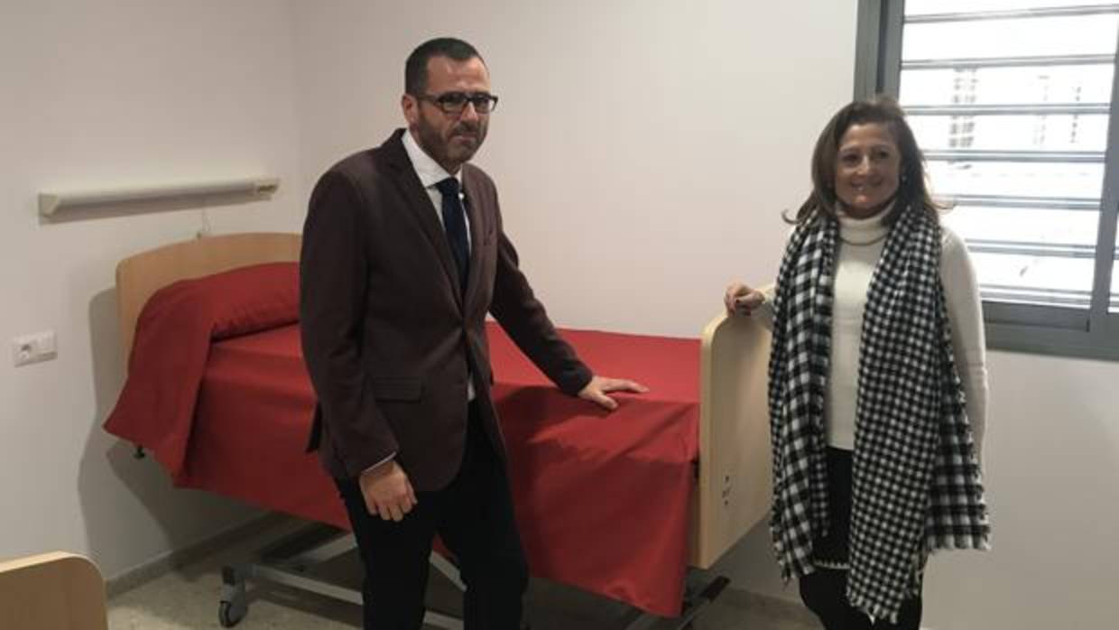 Francisco José Martín, director general de Personas Mayores y Pensiones no contributivas; y María Ángeles Fernández, delegada territorial de Igualdad, Salud y Políticas Sociales