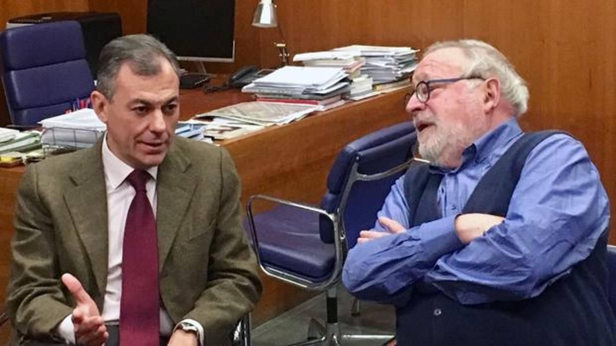 El alcalde de Tomares, José Luis Sanz, junto a Fernando Savater