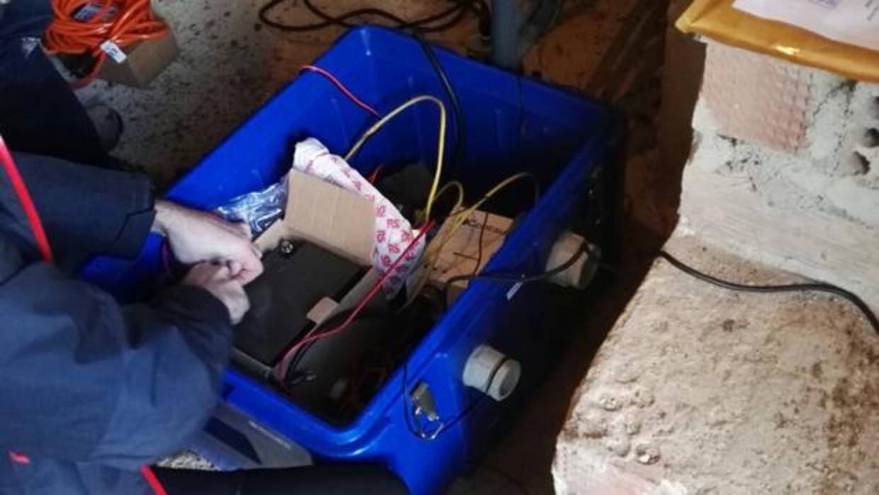 La caja en la que se encuentra el aparato de medición de seísmos que se ha instalado en la sierra del Terril
