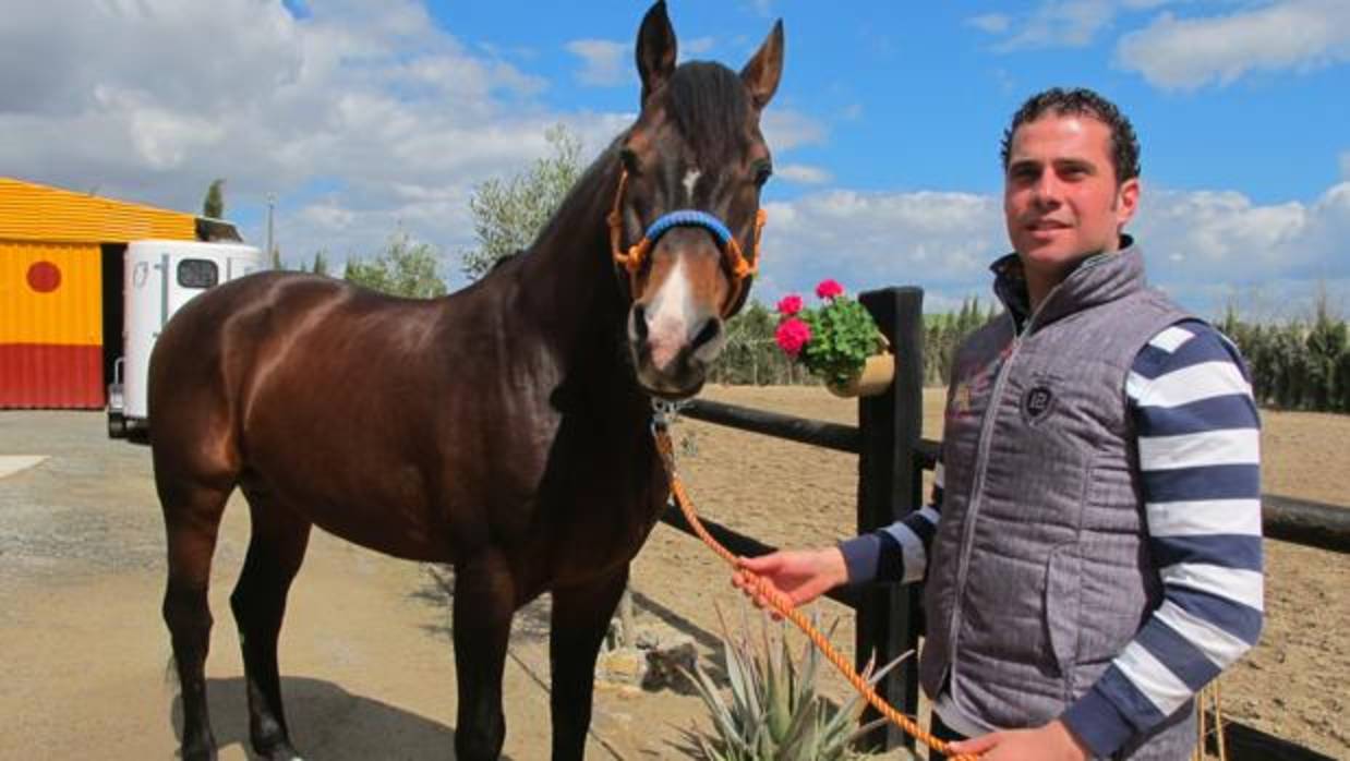 José Antonio Ruiz con el caballo «Basilio», un holsteiner alemán que quiere convertir en semental de cría