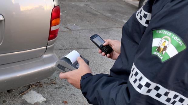 Un agente de la Policía Local