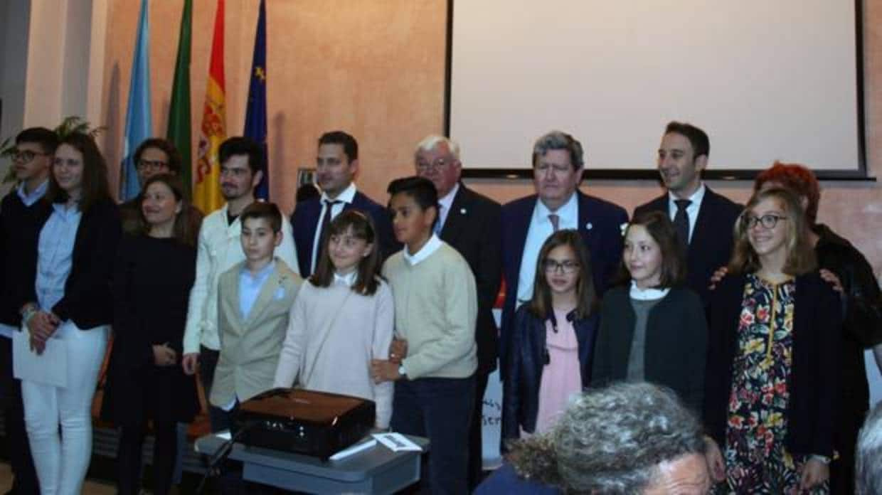 Alumnos y autoridades tras la entrega de los premios del certamen literario Elio Antonio de Nebrija